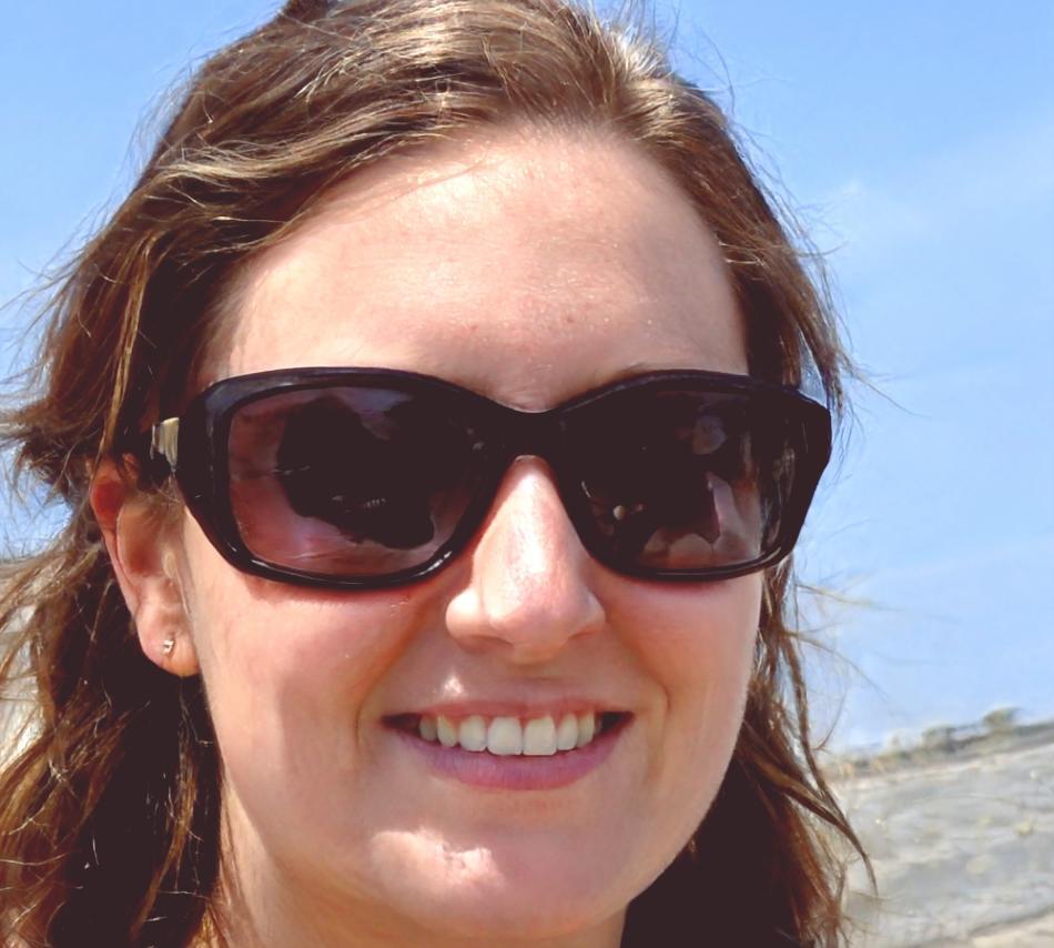 Professionelle Editorin konzentriert bei der Arbeit am Schnittplatz